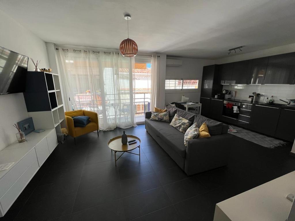 Sunny Flat In Sitges 30 Seconds To Beach, Balcony & Sea Views! Екстериор снимка