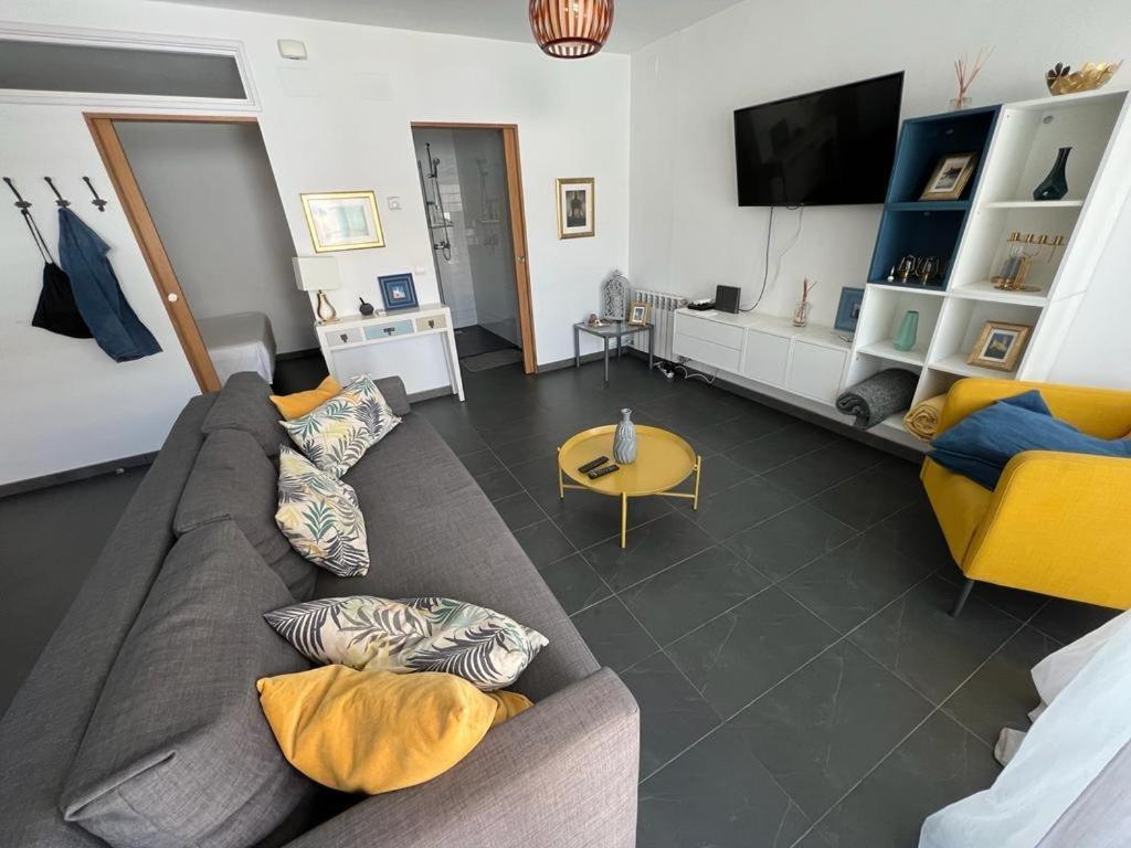 Sunny Flat In Sitges 30 Seconds To Beach, Balcony & Sea Views! Екстериор снимка