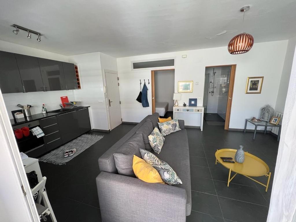 Sunny Flat In Sitges 30 Seconds To Beach, Balcony & Sea Views! Екстериор снимка